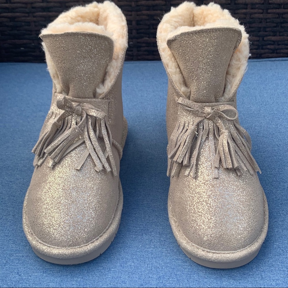 Bearpaw Women’s Sz 6 Gold Booties W/ Tassle excellent condition